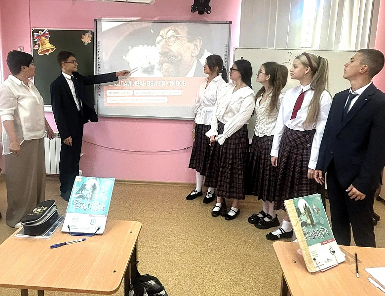 «Разговоры о важном». Учеников познакомили с жизнью прославленного инженера и промышленника Николая Ивановича Путилова