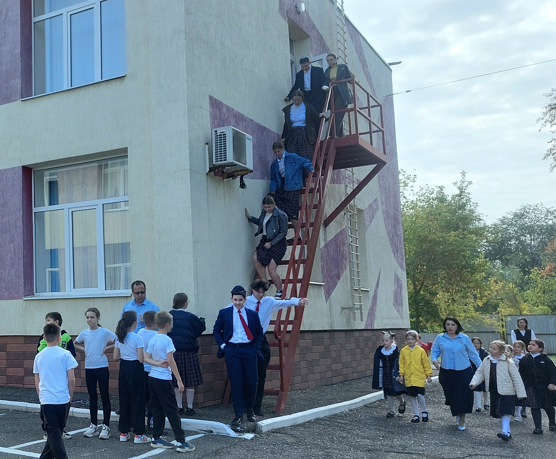 Учебно-тренировочная эвакуация всех учащихся и работников школы