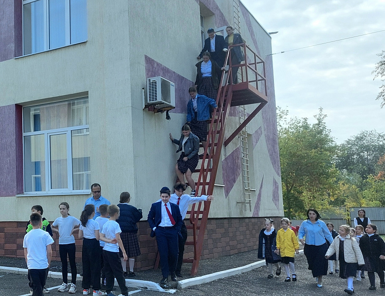 Учебно-тренировочная эвакуация всех учащихся и работников школы
