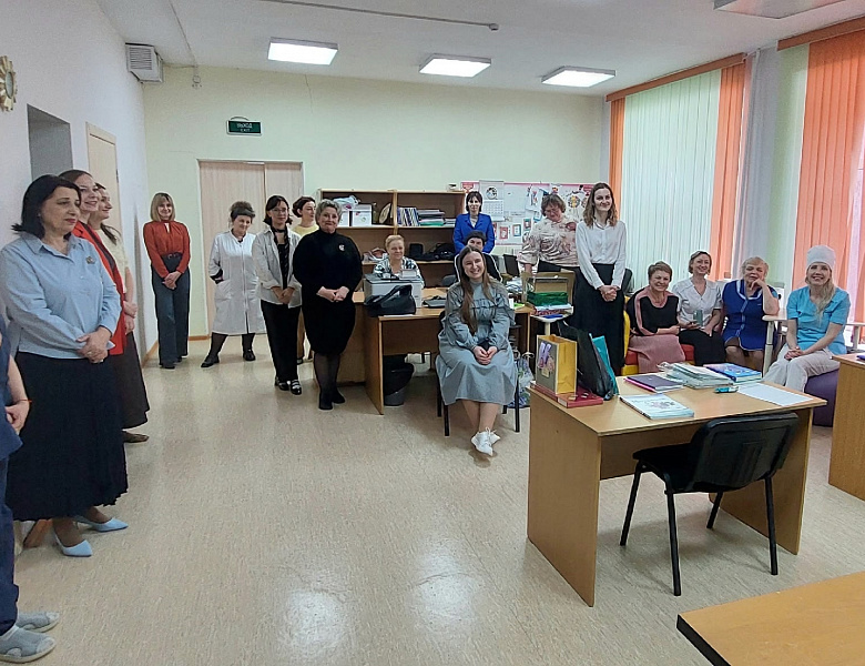 Обучающиеся школы и мужчины поздравили всех женщин работающих в школе Ор-Авнер