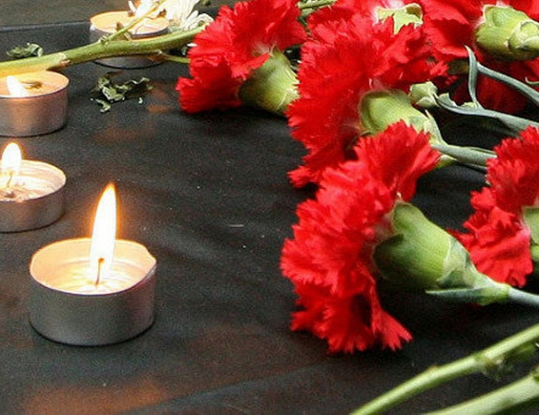 Учебный день начался в понедельник с минуты молчания в память о погибших в авиакатастрофе рейса Москва - Орск