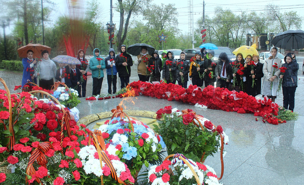 Возложение цветов к мемориалу «Вечный огонь»
