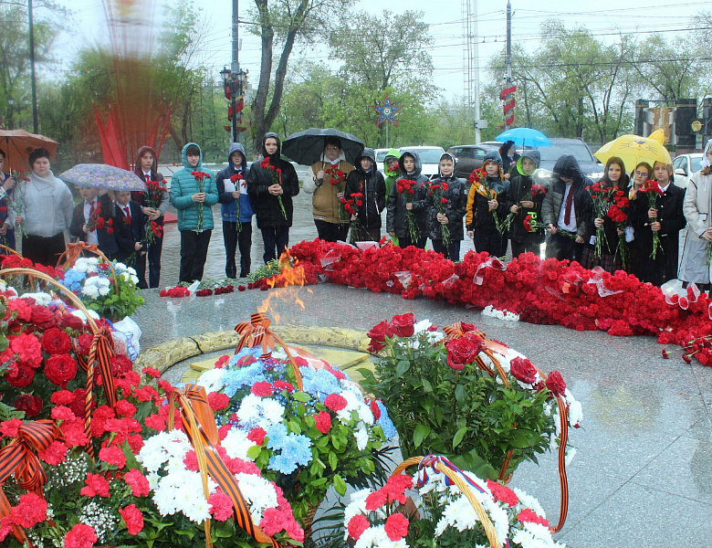 Возложение цветов к мемориалу «Вечный огонь»