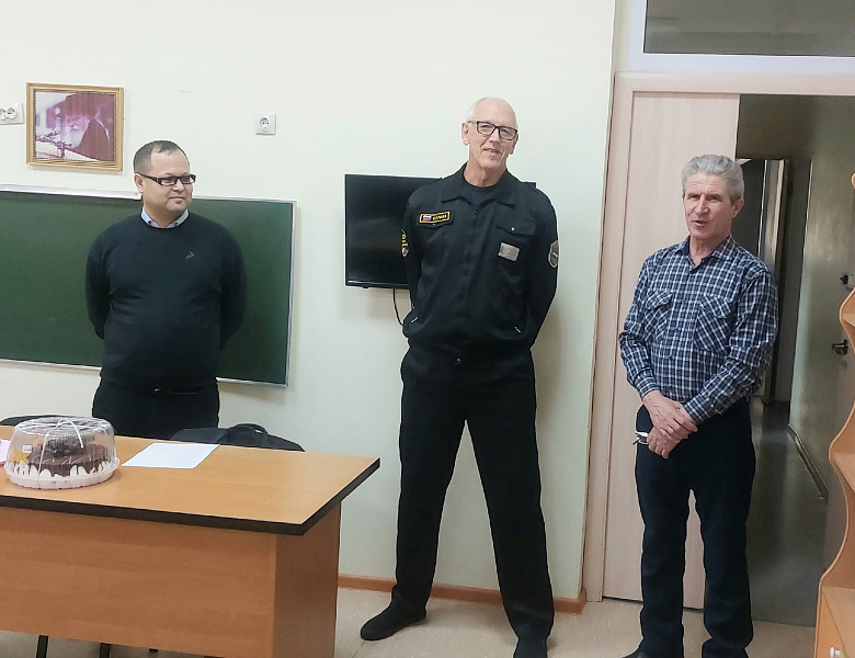 Обучающиеся школы и мужчины поздравили всех женщин работающих в школе Ор-Авнер